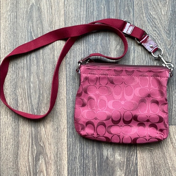 Coach cross body bag, like new! Used once - Picture 2 of 3